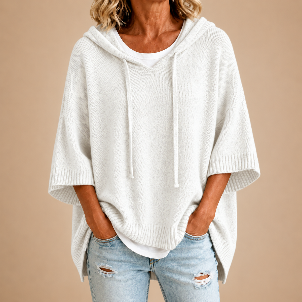 Poncho tejido con capucha blanco