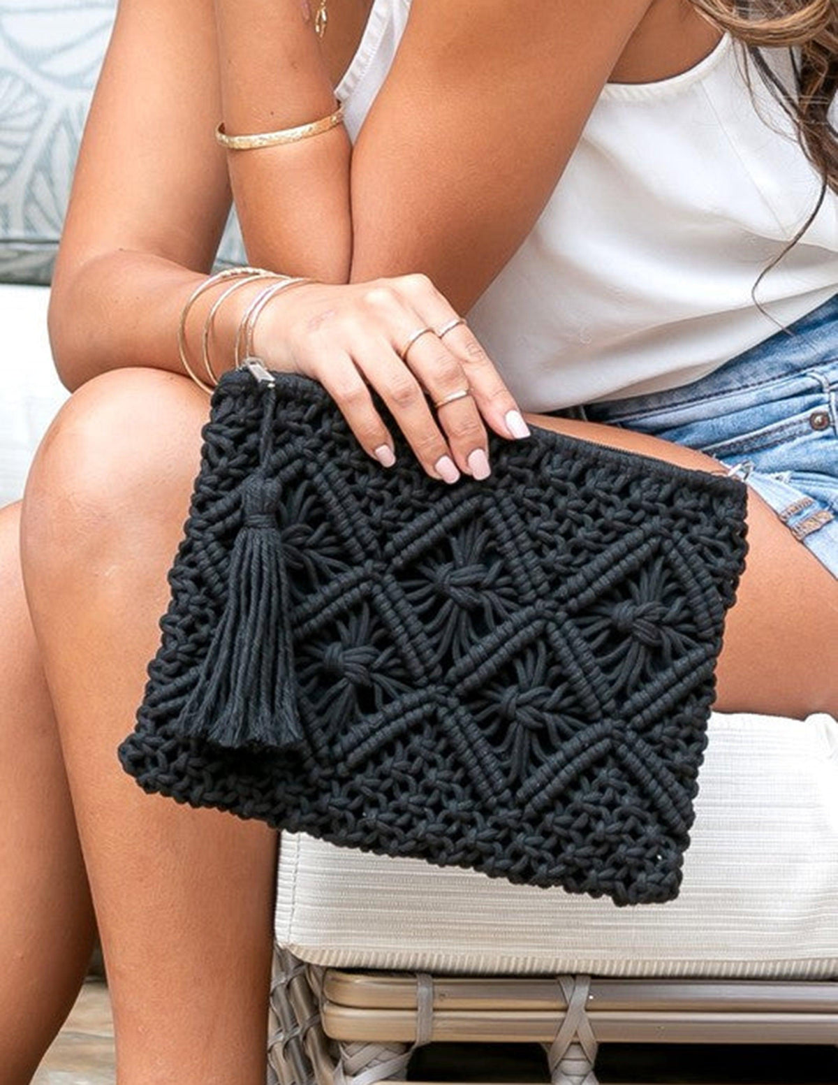 Clutch de Macramé con Diseño de Rombos y Borlas