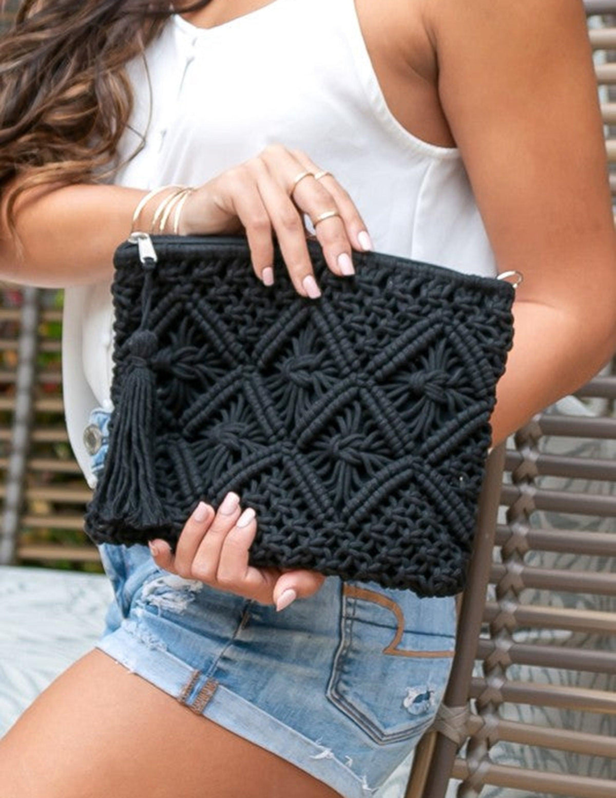Clutch de Macramé con Diseño de Rombos y Borlas