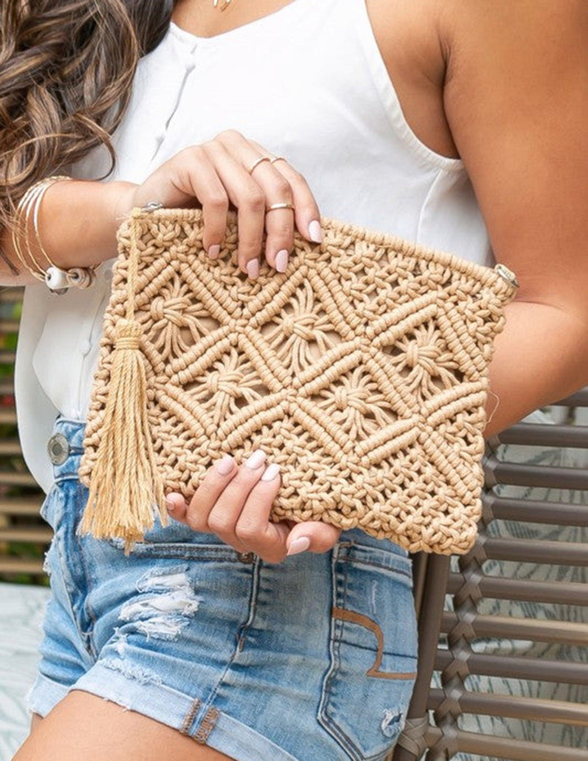 Clutch de Macramé con Diseño de Rombos y Borlas