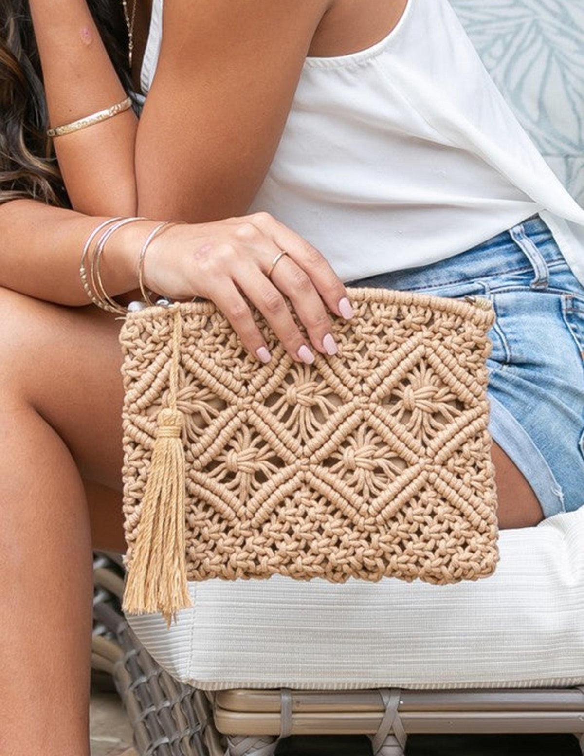 Clutch de Macramé con Diseño de Rombos y Borlas