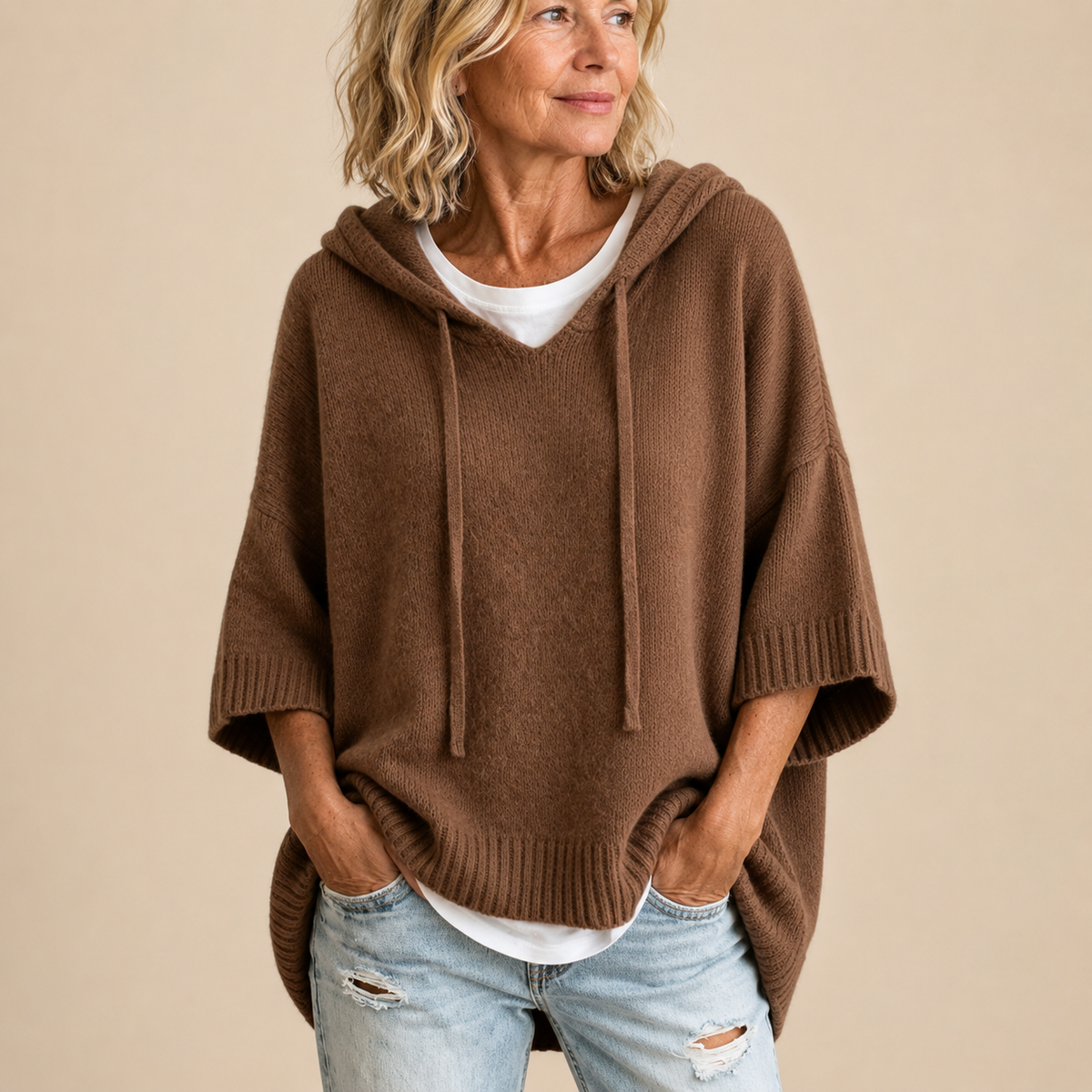 Poncho tejido con capucha café