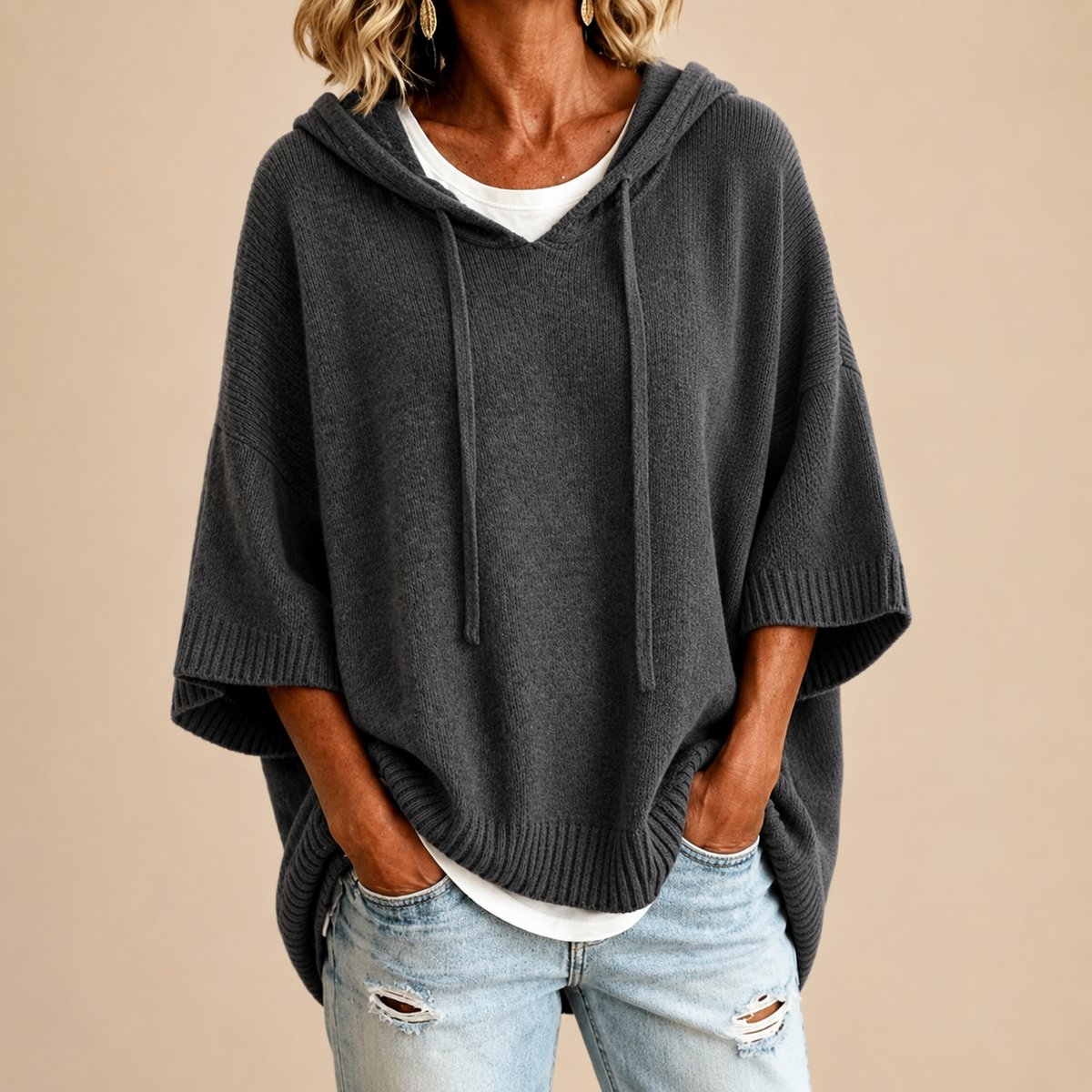 Poncho tejido con capucha gris