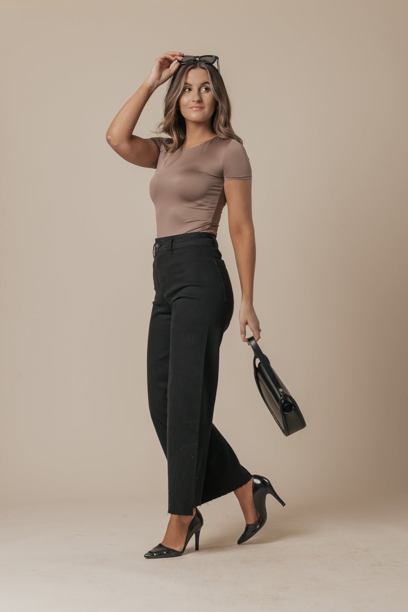 Jeans Negros de Pierna Amplia y Recta