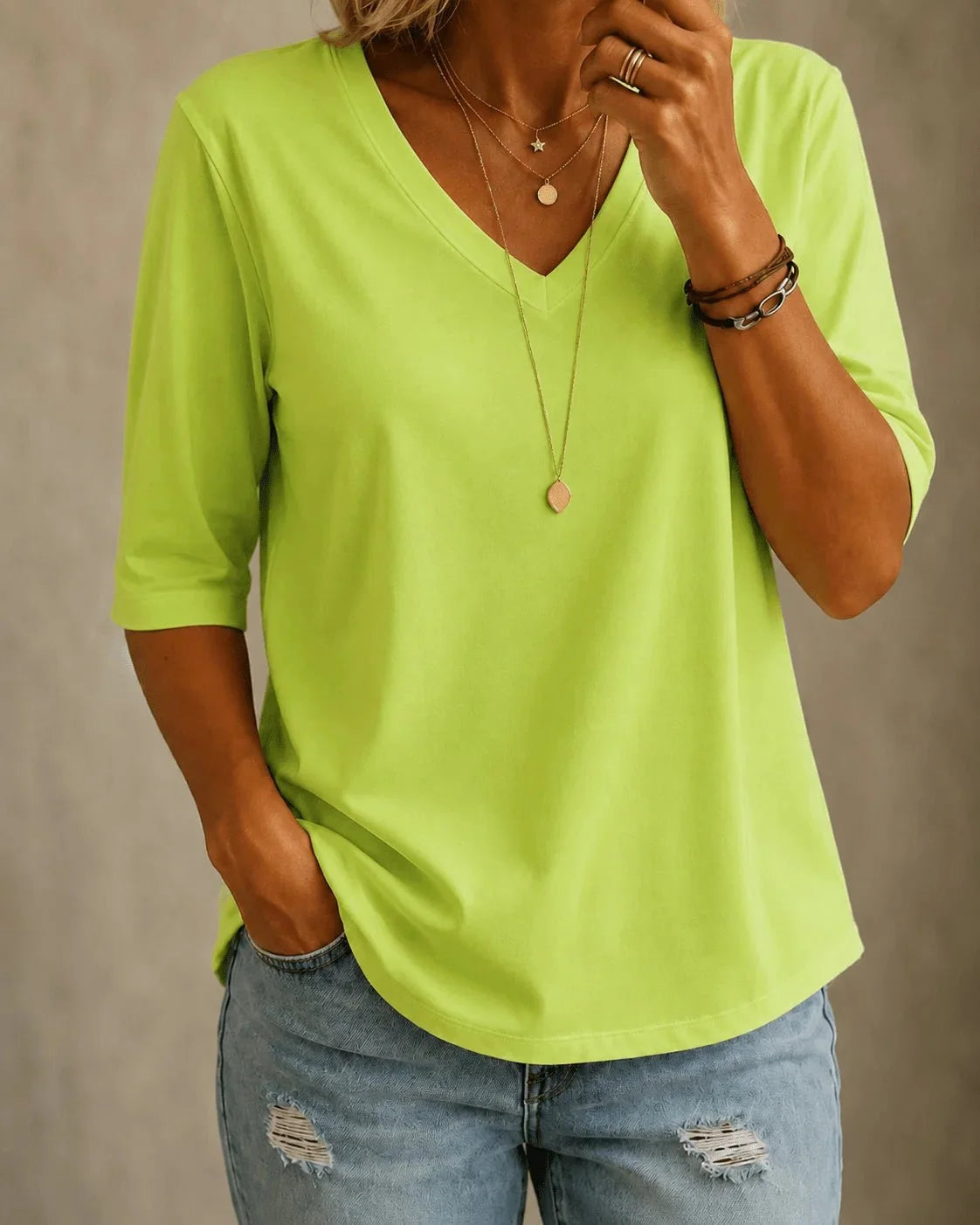 Alora | Playera Clásica Cuello V