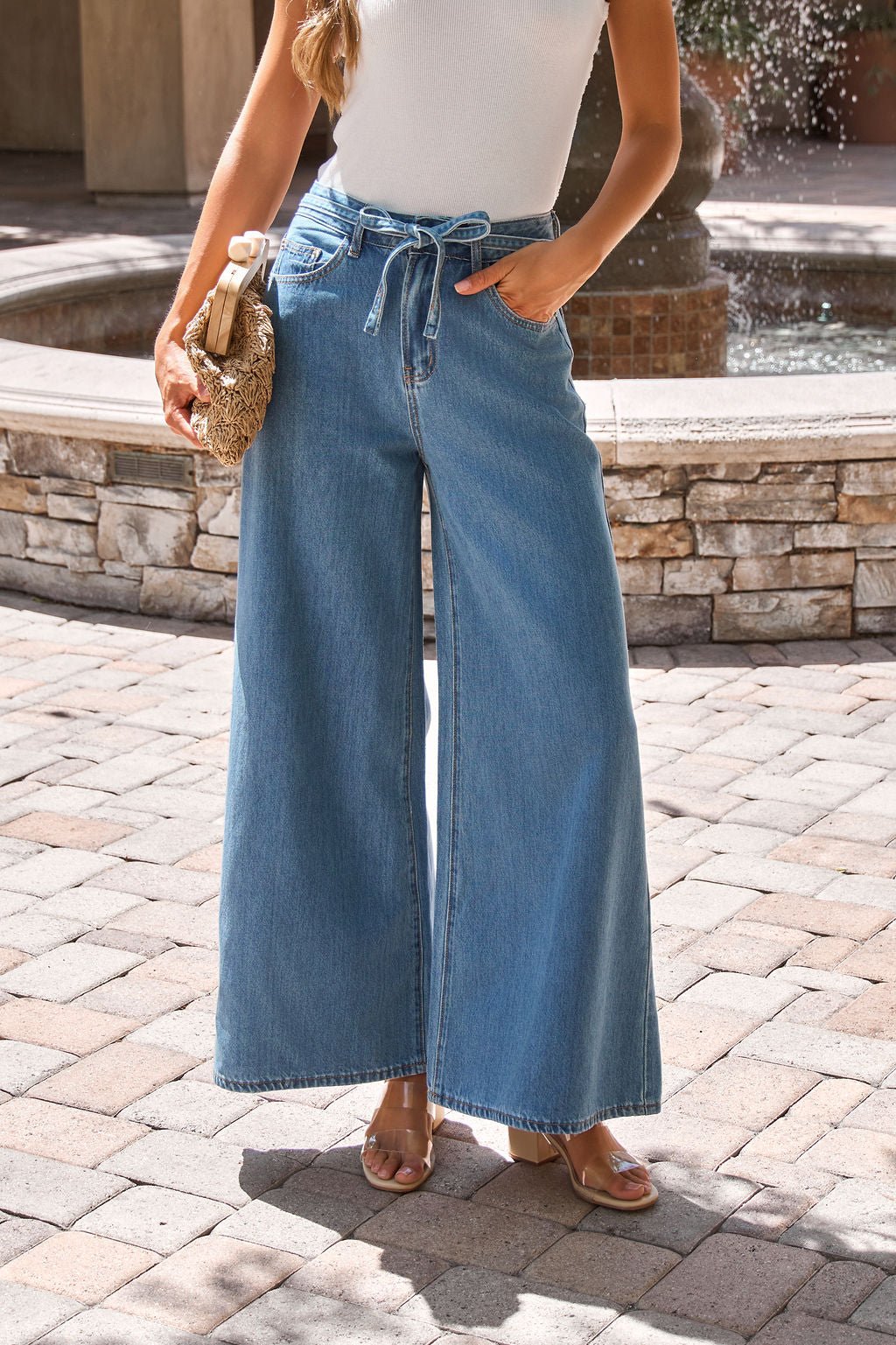 Pantalón de Mezclilla Pierna Amplia con Cinturón