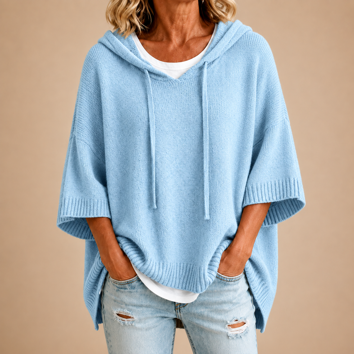 Poncho tejido con capucha azul cielo
